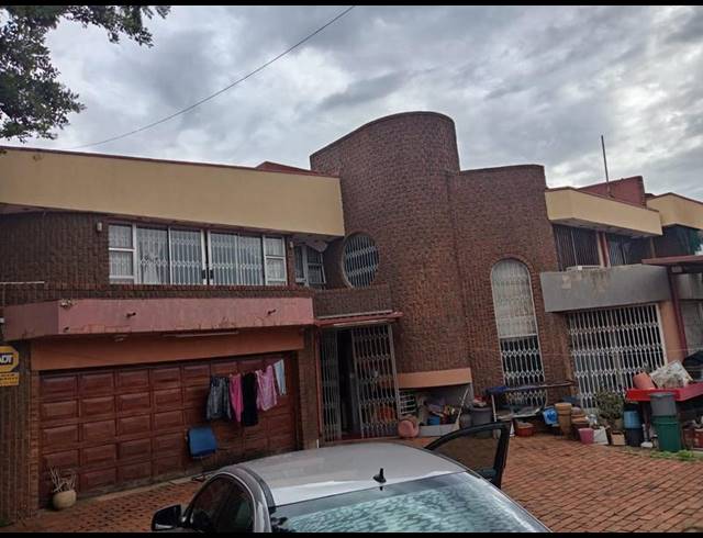 6 BEDROOM HOUSE FOR SALE IN LENASIA EXT 1